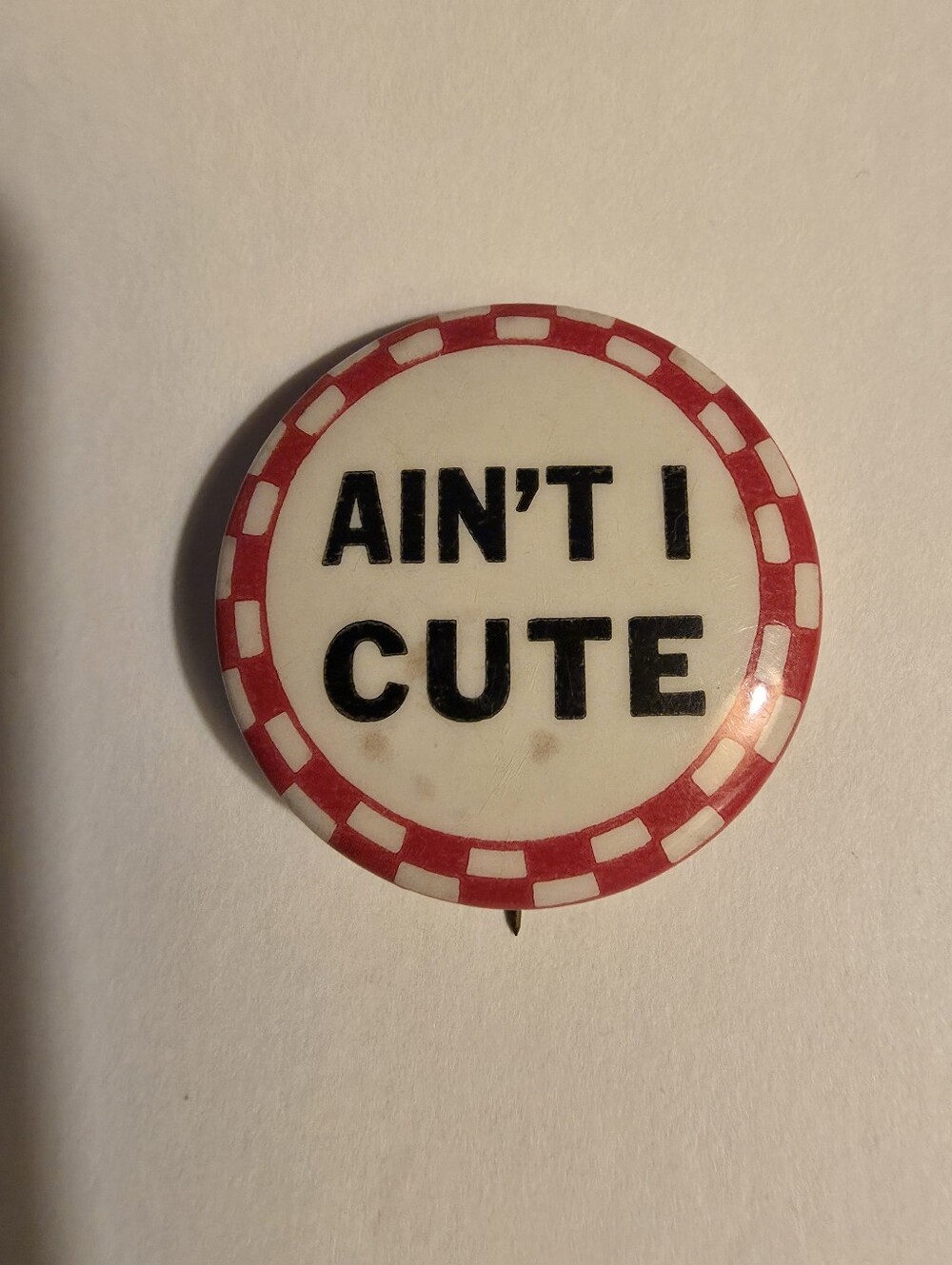 Vintage novelty pinback button "Ain't I Cute" 1930s